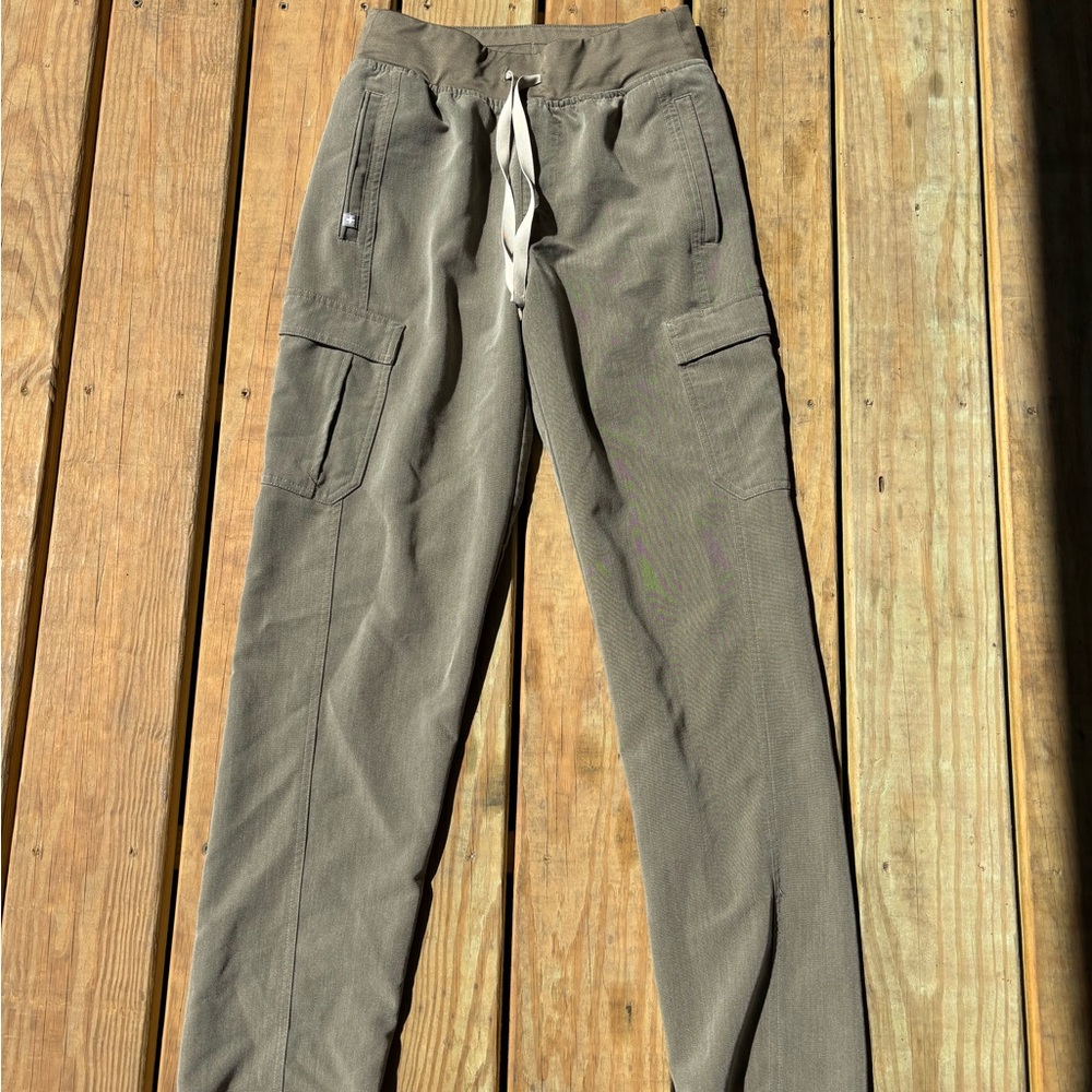 Figs Women’s Scrub Pants in Green